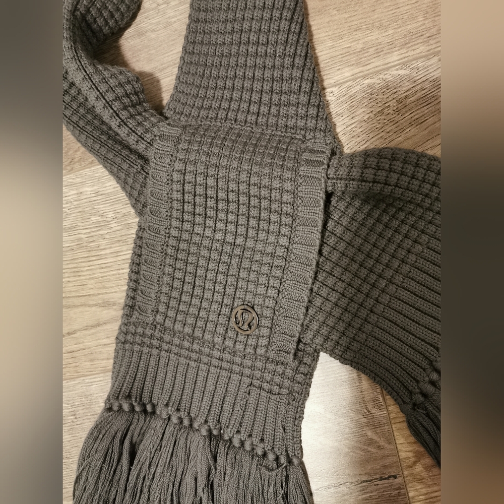 100% Merino Wool Lululemon Knit Tassel / Fringe Edge Grey Knit Scarf RARE